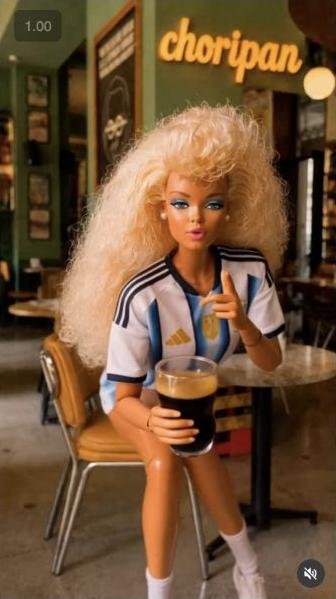 Fotograma real de Sylvie celebrando con camiseta de Argentina